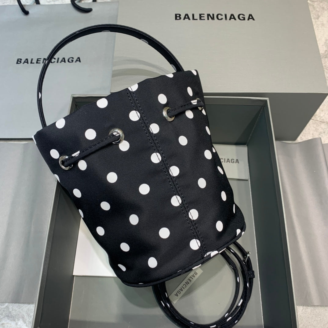 Top Quality Le Cagole MeTop Qualityum Bucket Bag In Black, For Women,  Bags 11.8in/30cm