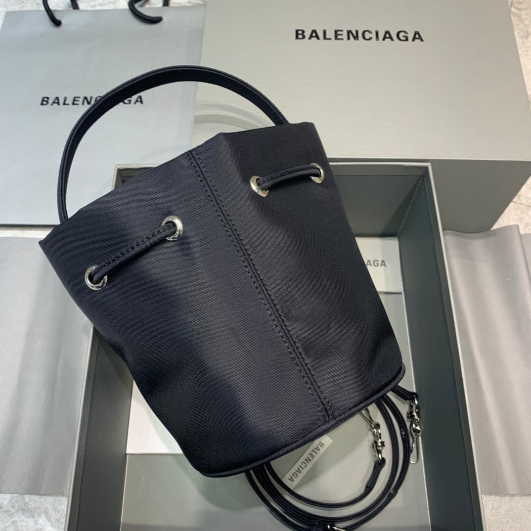 Top Quality Le Cagole MeTop Qualityum Bucket Bag In Black, For Women,  Bags 11.8in/30cm