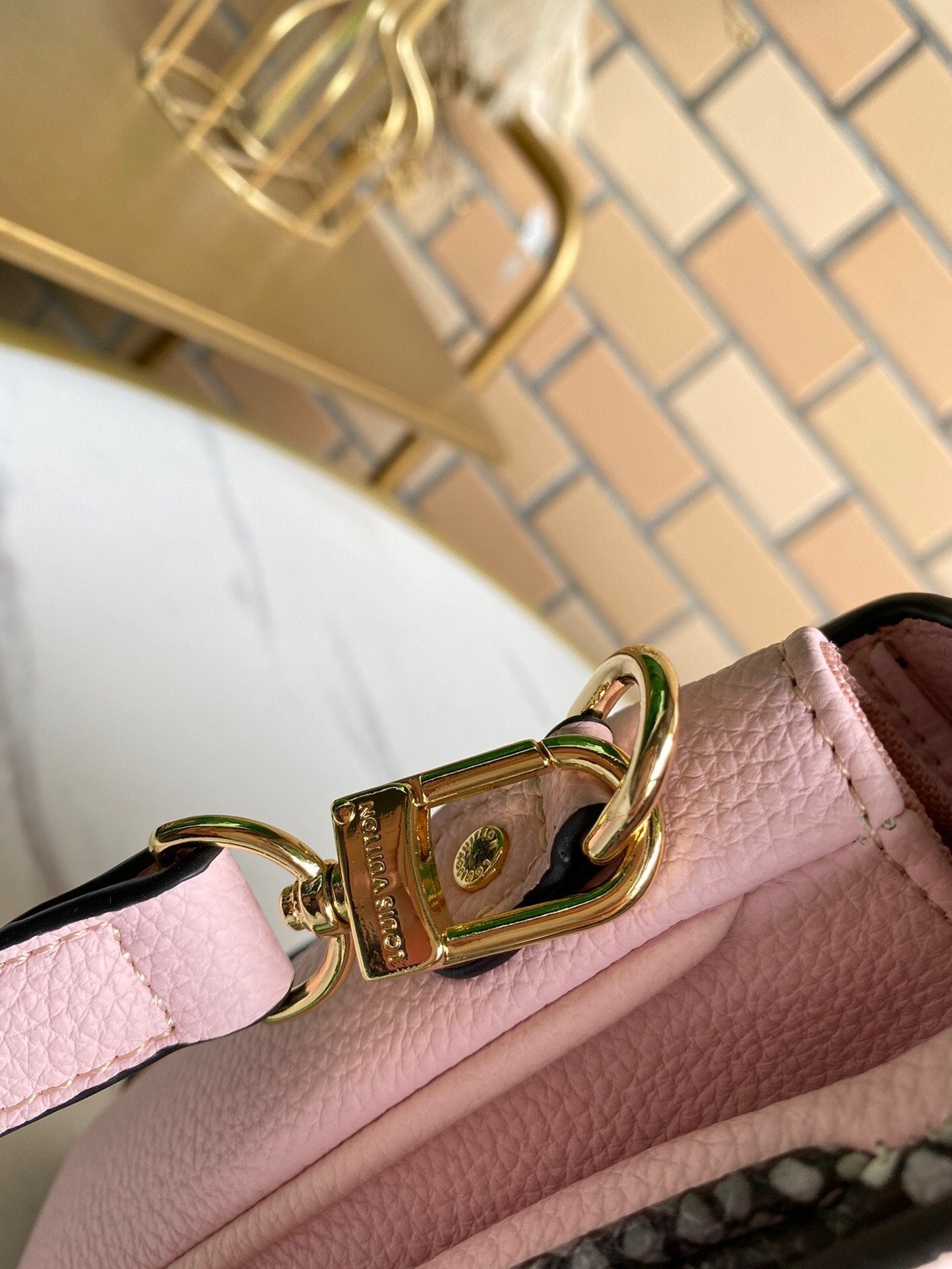 EN - New 1:1 rep  Bags LUV 126