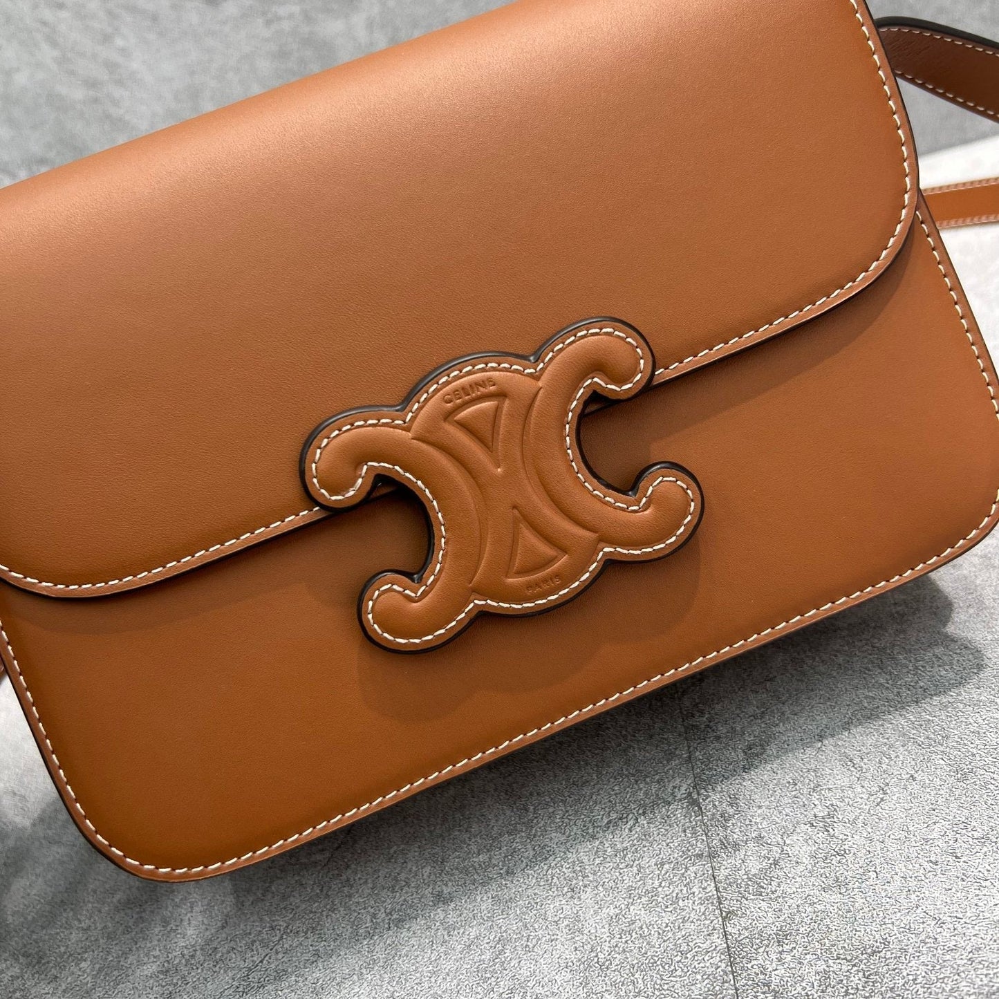 Top Quality Classique Cuir Triomphe Bag Tan For Women 9in/22cm 199223BFN.04LU