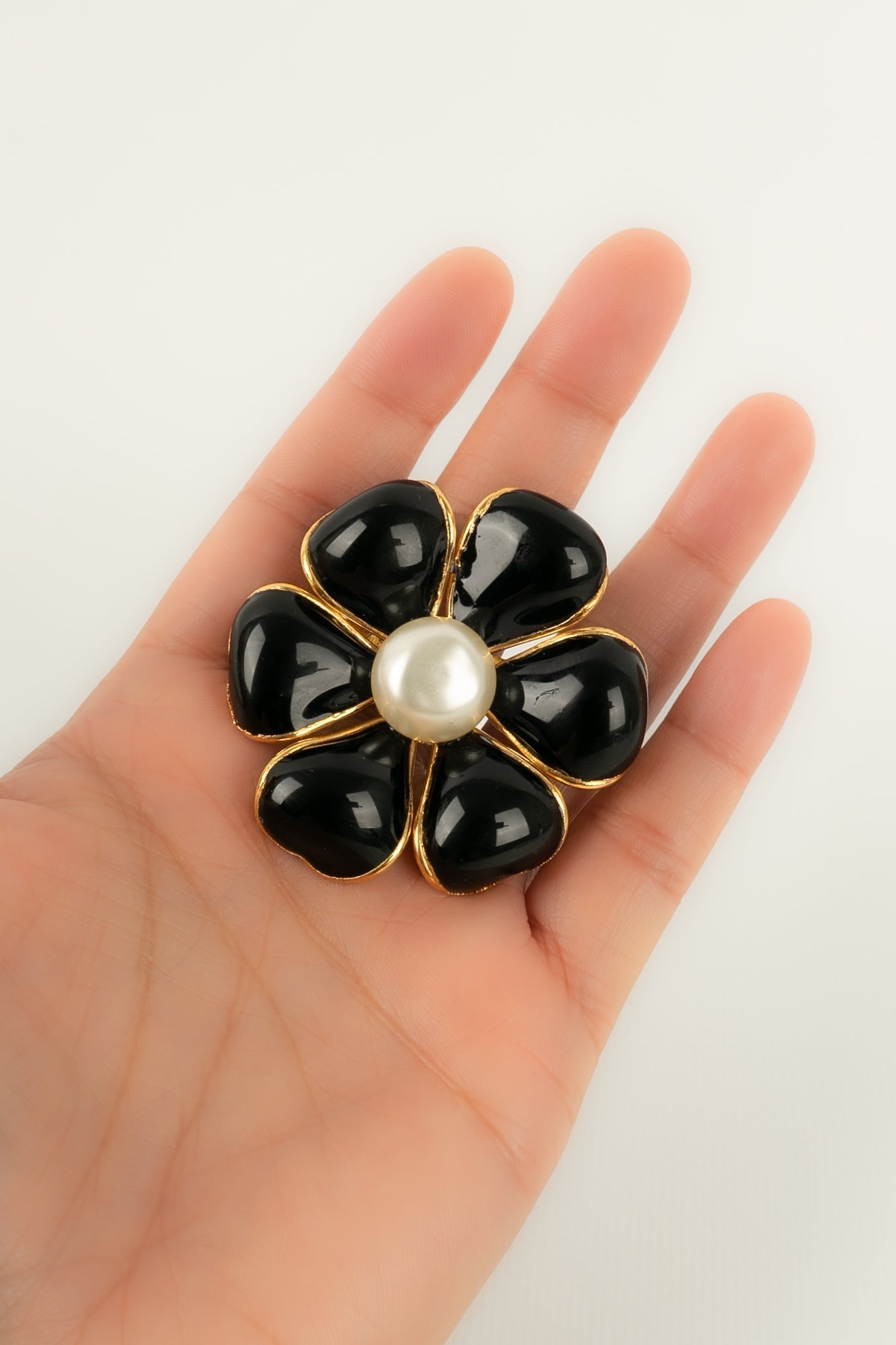 Broche camélia Chanel Automne 1995