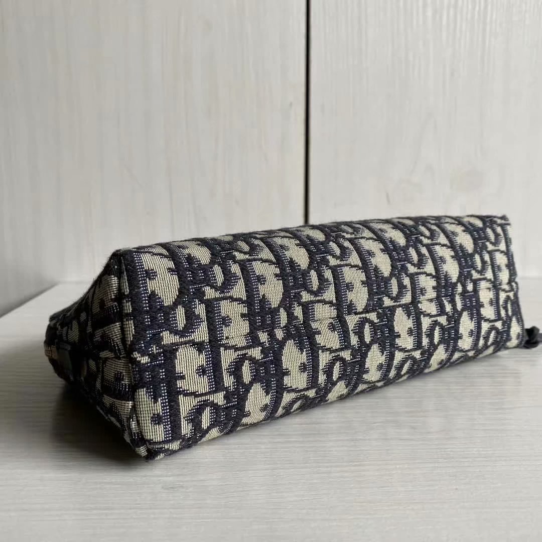 Top Quality Large Top Quality Oblique Beauty Bag Black For Women 9in/23cm CD