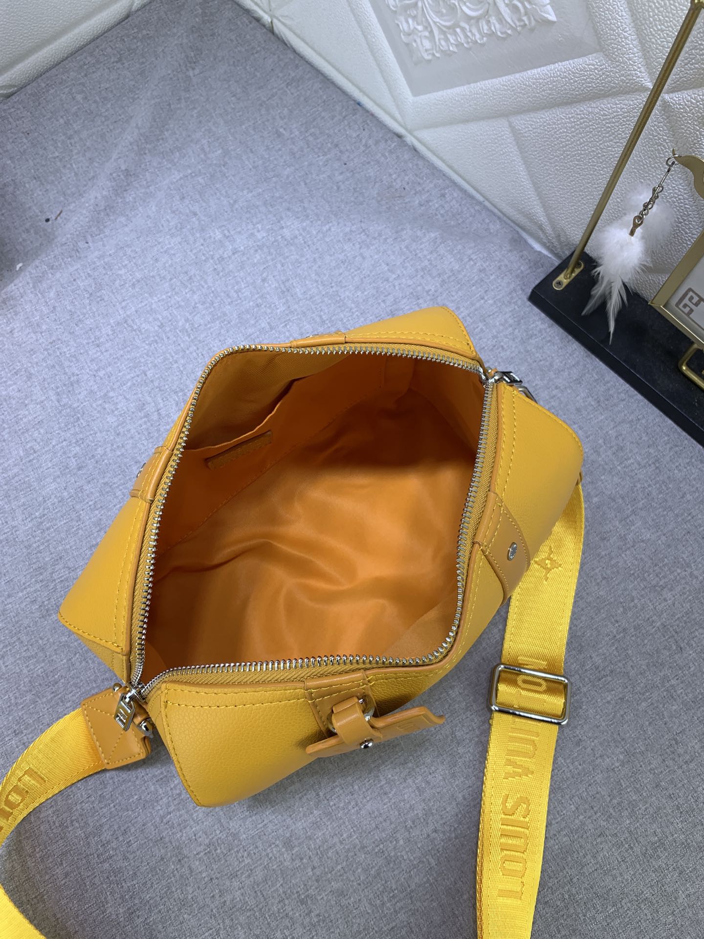 EN - New 1:1 rep  Bags LUV 680