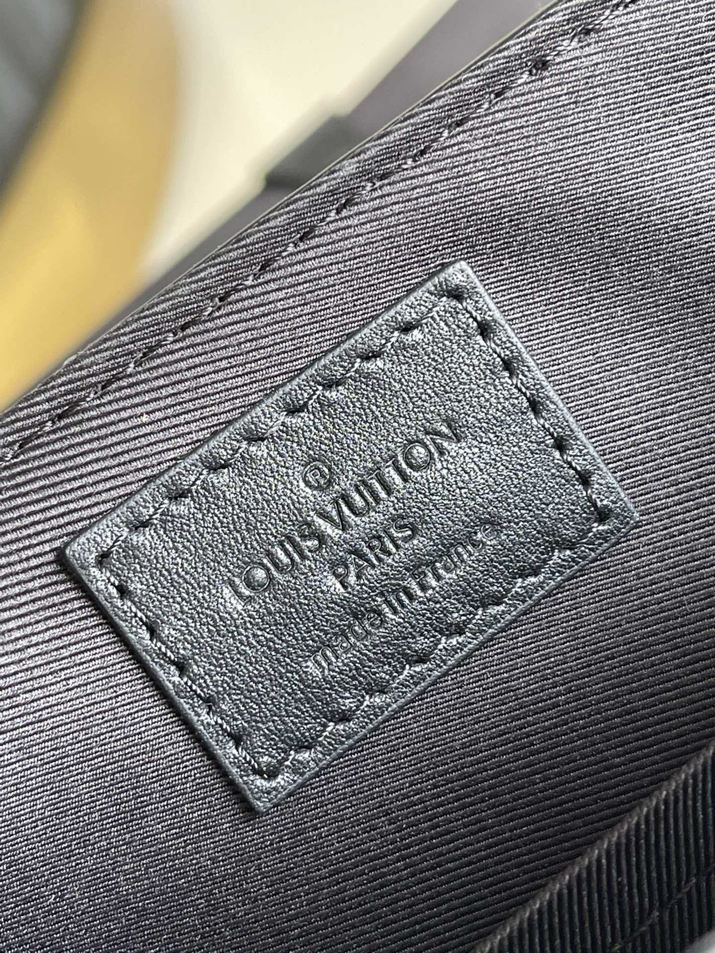 Top Quality Trunk Messenger Taurillon Monogram Black For Men, Bags, Shoulder And Crossbody Bags 9.4in/21cm Top Quality M57726