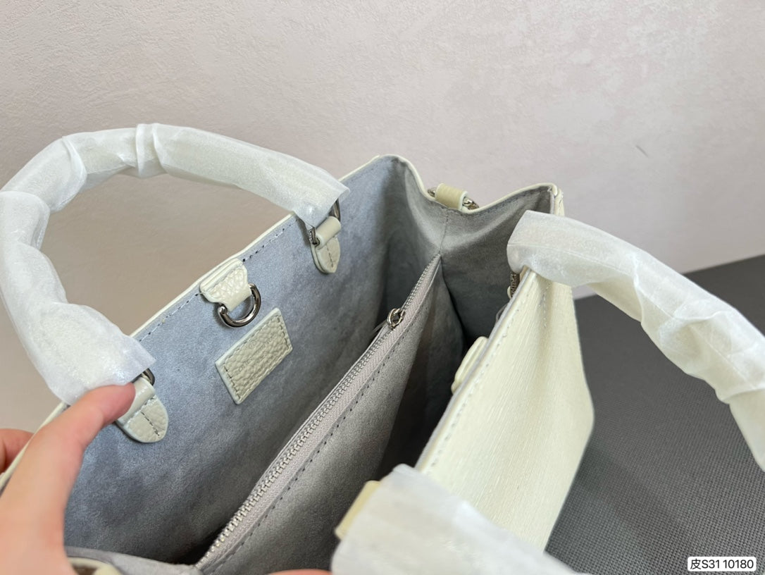 EN - New 1:1 rep Lux Bags LUV 561