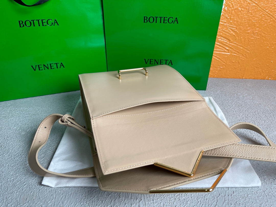 Top Quality Clip Bag Beige, For Women, Women’s Bags 9in/23cm