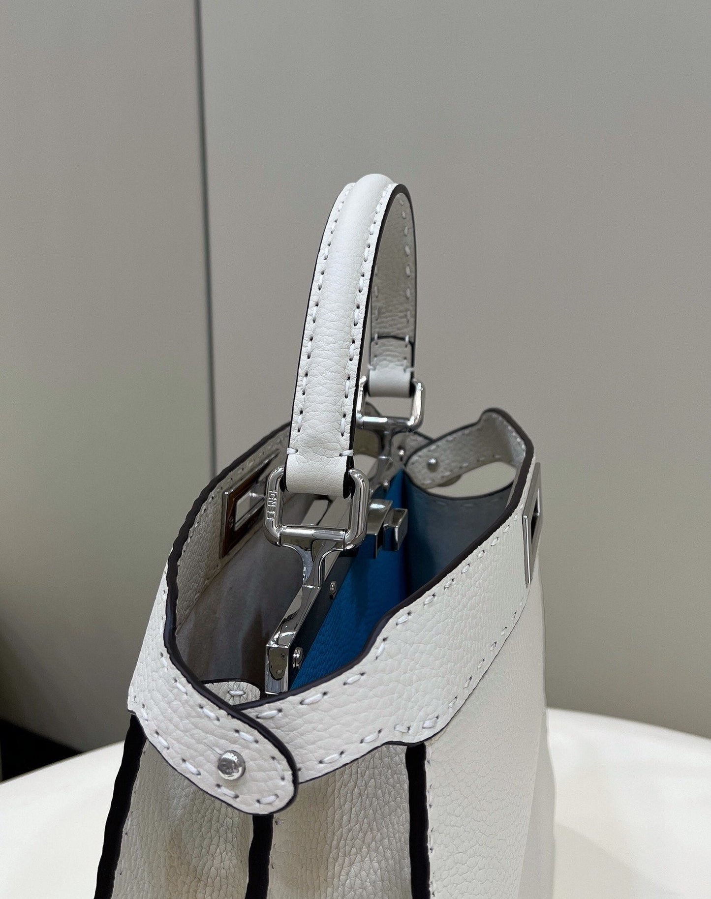 Top QualityTop Quality Peekaboo ISeeU Medium White For Women, Women’s Handbags, Shoulder Bags 13.1in/33.5cm FF