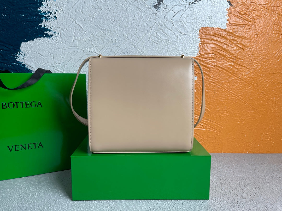 Top Quality Clip Bag Beige, For Women, Women’s Bags 9in/23cm