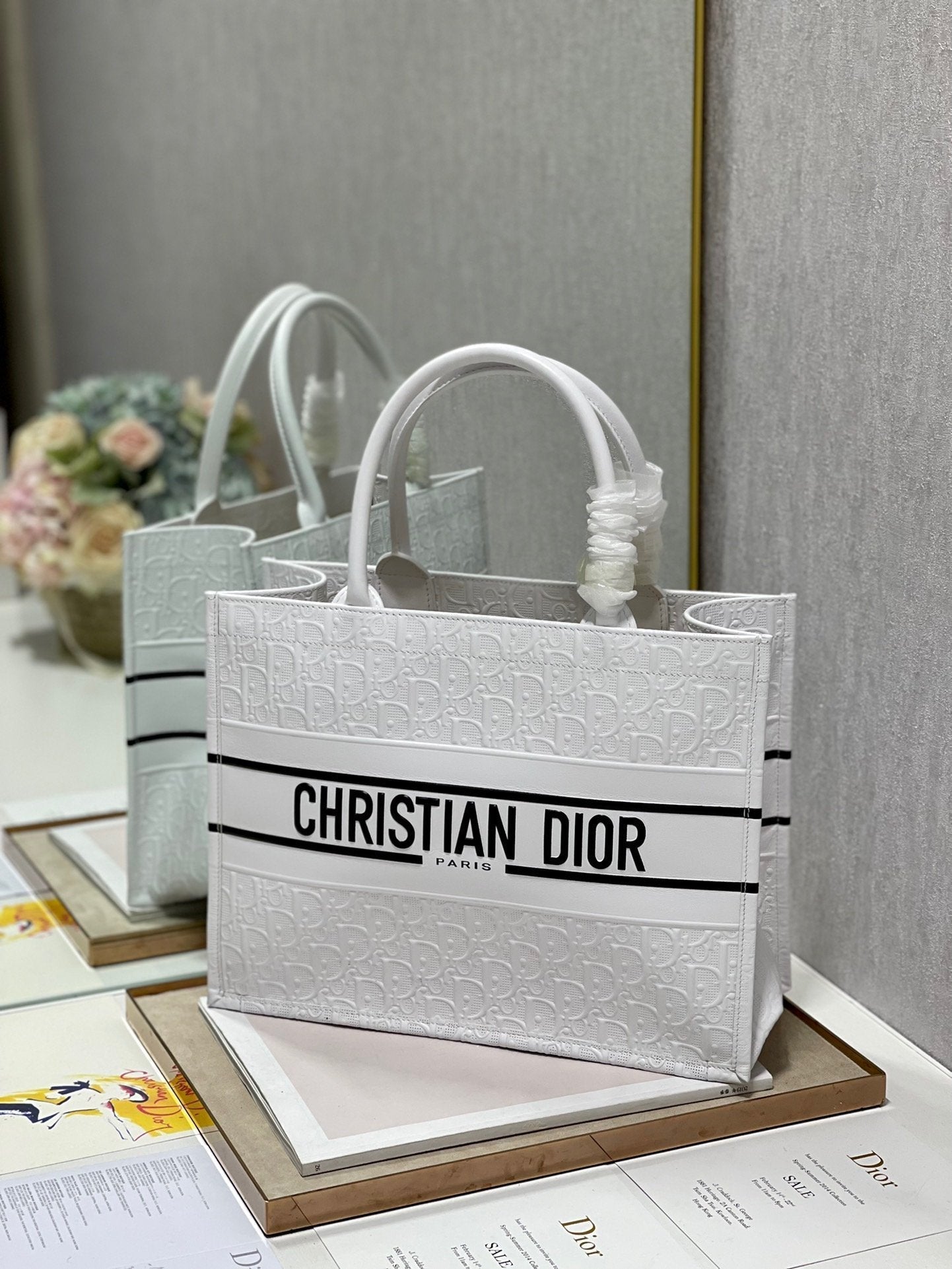 Top Quality  MeTop Qualityum Book Tote White, For Women, Womens Handbags 14in/36cm CD
