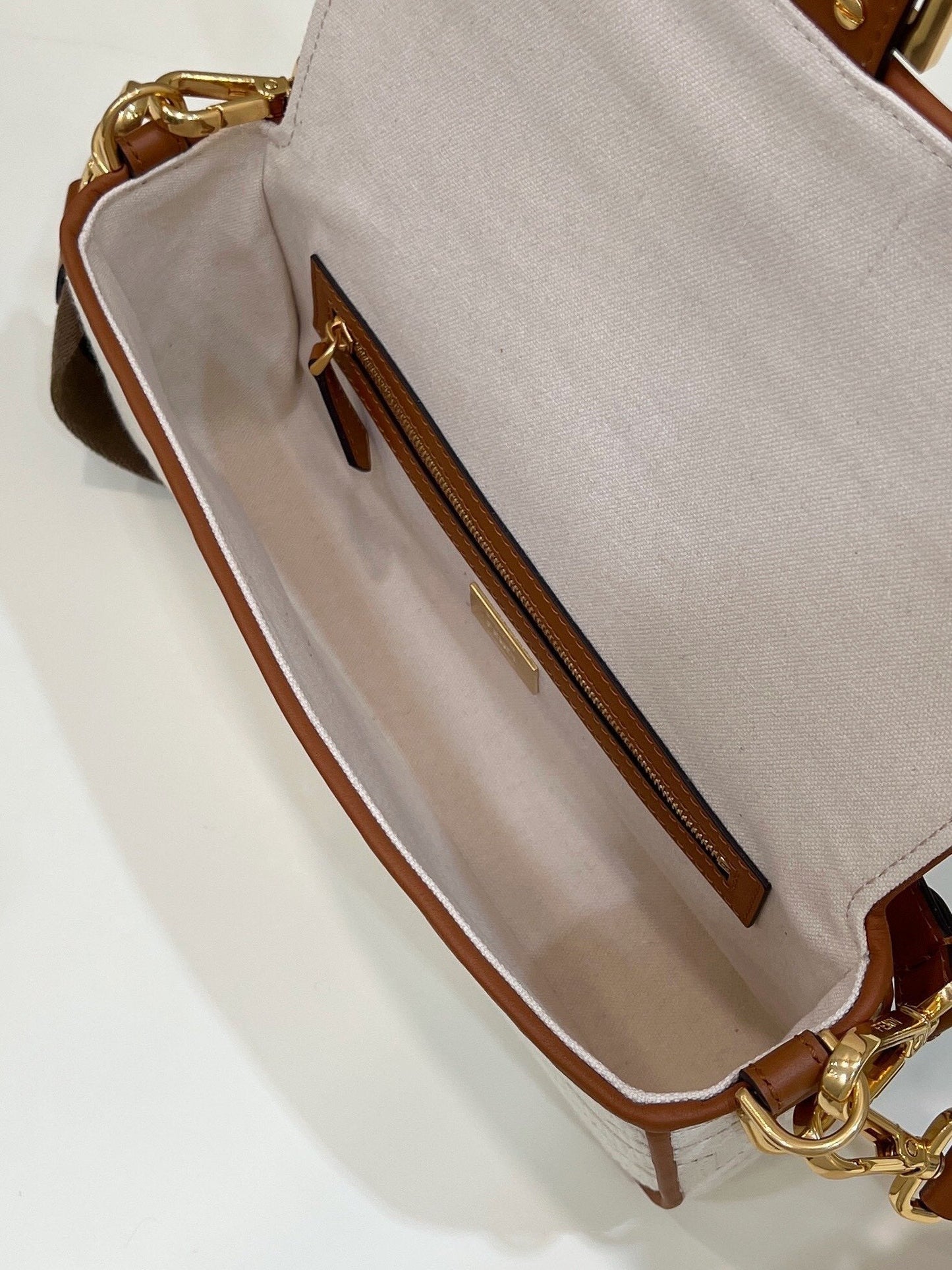 Top QualityTop Quality Baguette White For Women, Women’ Handbags, Shoulder And Crossbody Bags 10in/27cm FF 8BR600