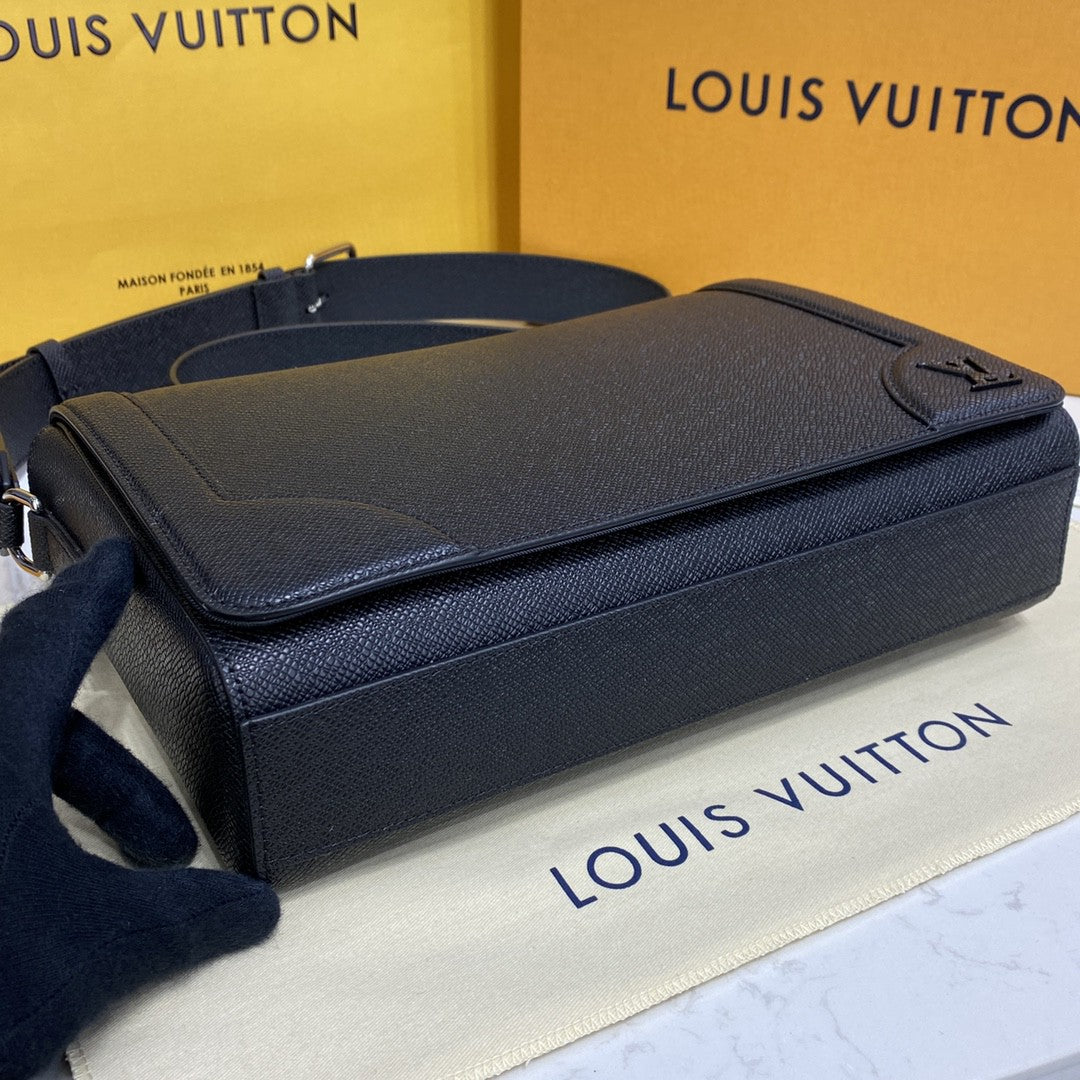 Top Quality New Flap Messenger Bag Taiga Black For Men, Bags, Shoulder And Crossbody Bags 11.1in/28.3cm Top Quality M30807