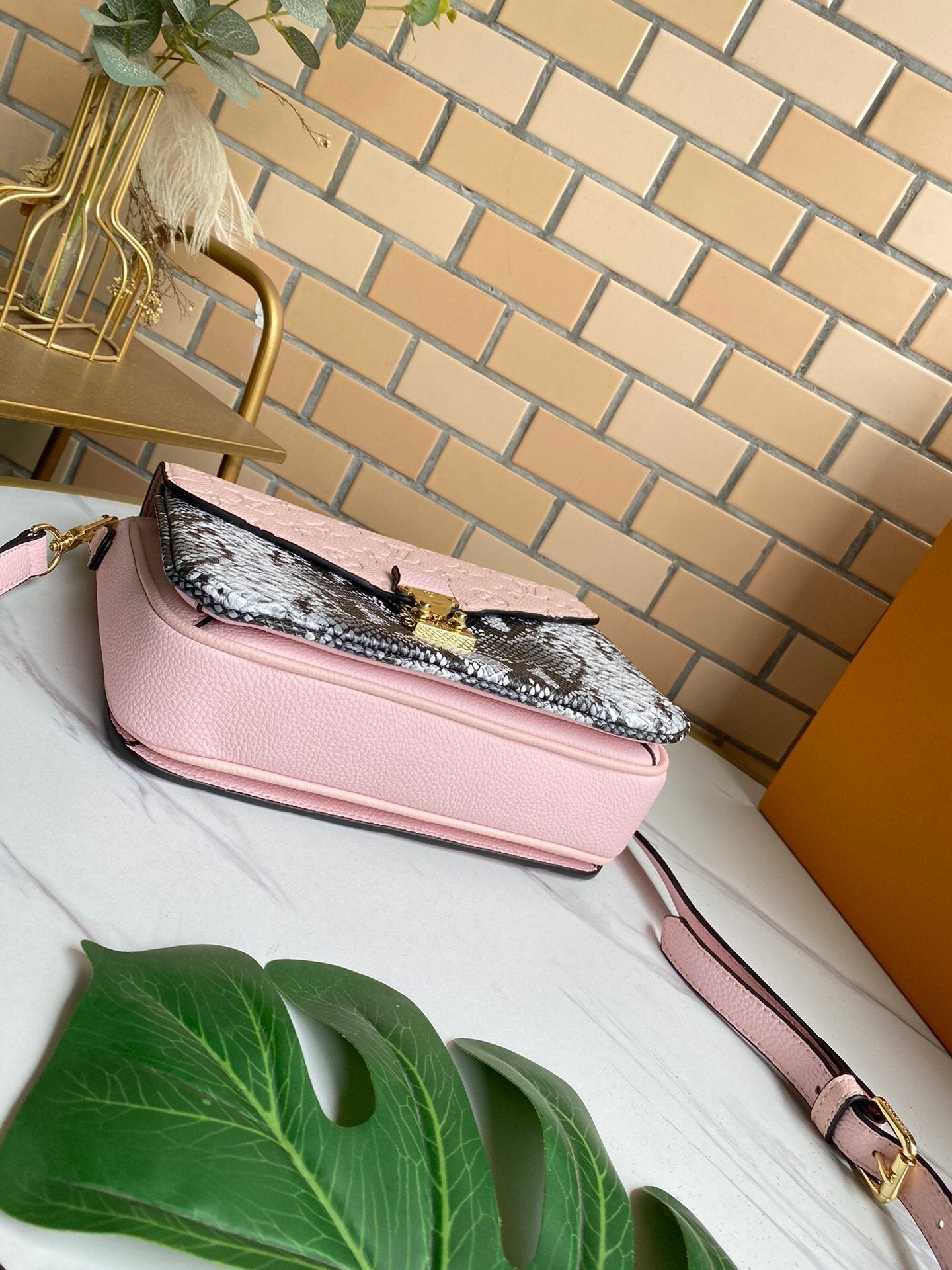 EN - New 1:1 rep  Bags LUV 126