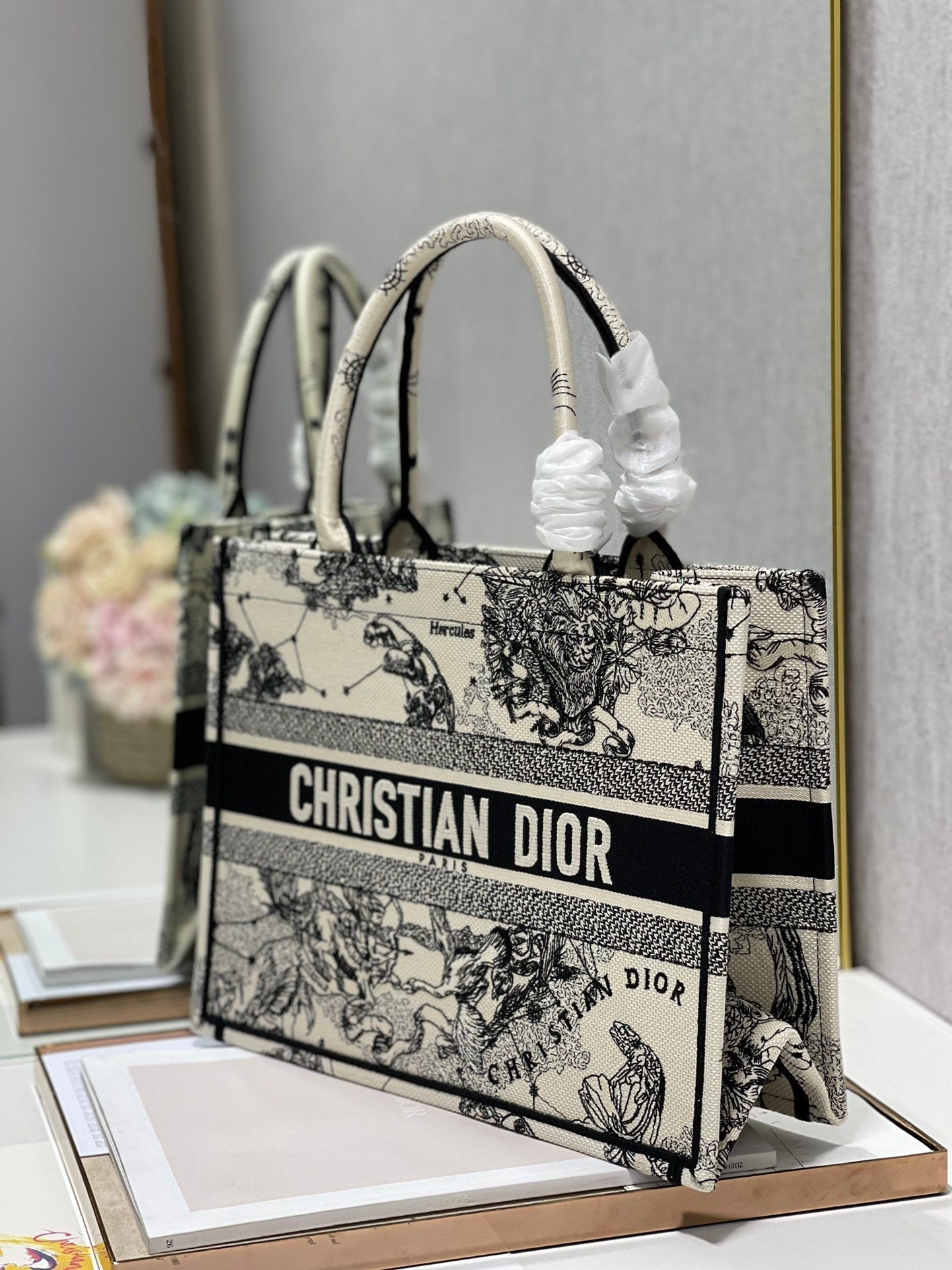 Top Quality MeTop Qualityum Book Tote Bag, Black/White, For Women Womens Handbags, Shoulder Bags, 36cm CD M1296ZRHZ_M941