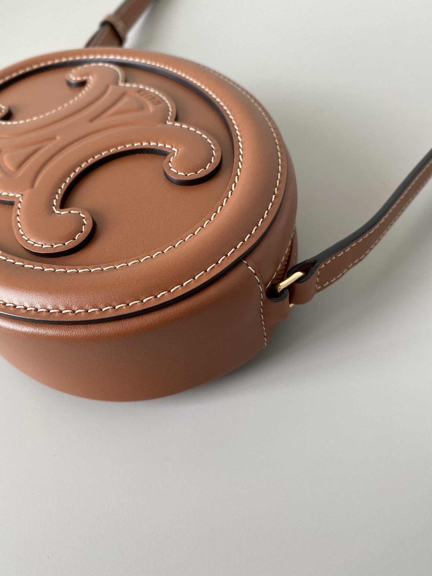 Top Quality Crossbody Oval Purse Cuir Triomphe Brown For Women 6in/16cm 10I703DPQ.04LU