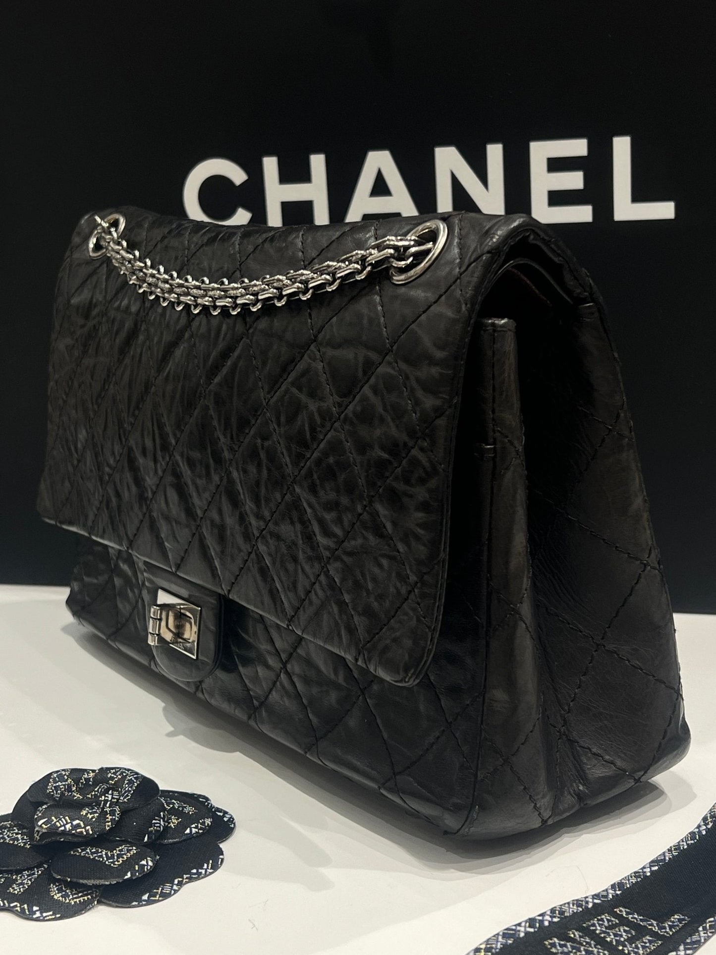Chanel - sac 2 55 grand modèle 226 cuir vieilli noir