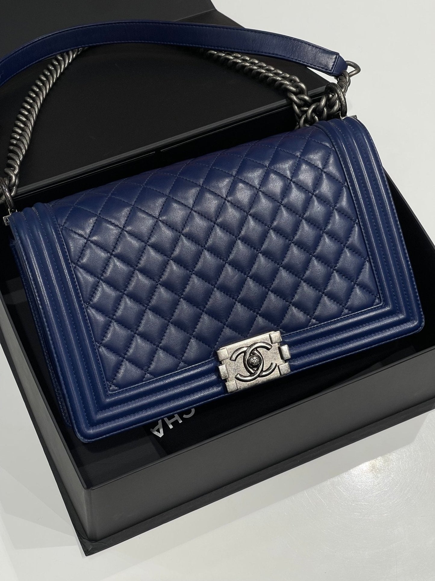 Chanel - Sac Boy GM bleu électrique