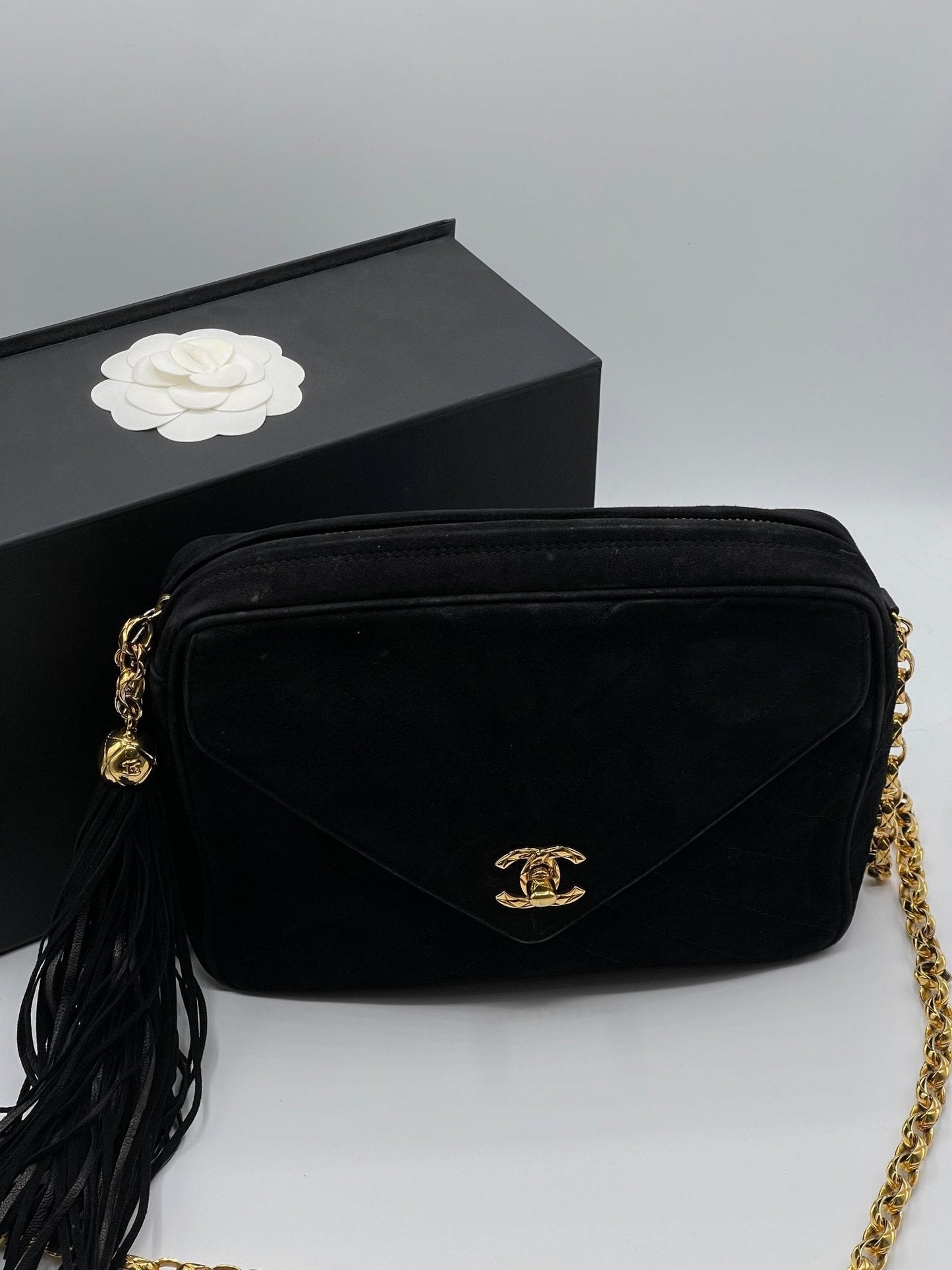 Chanel - Sac caméra enveloppe daim noir