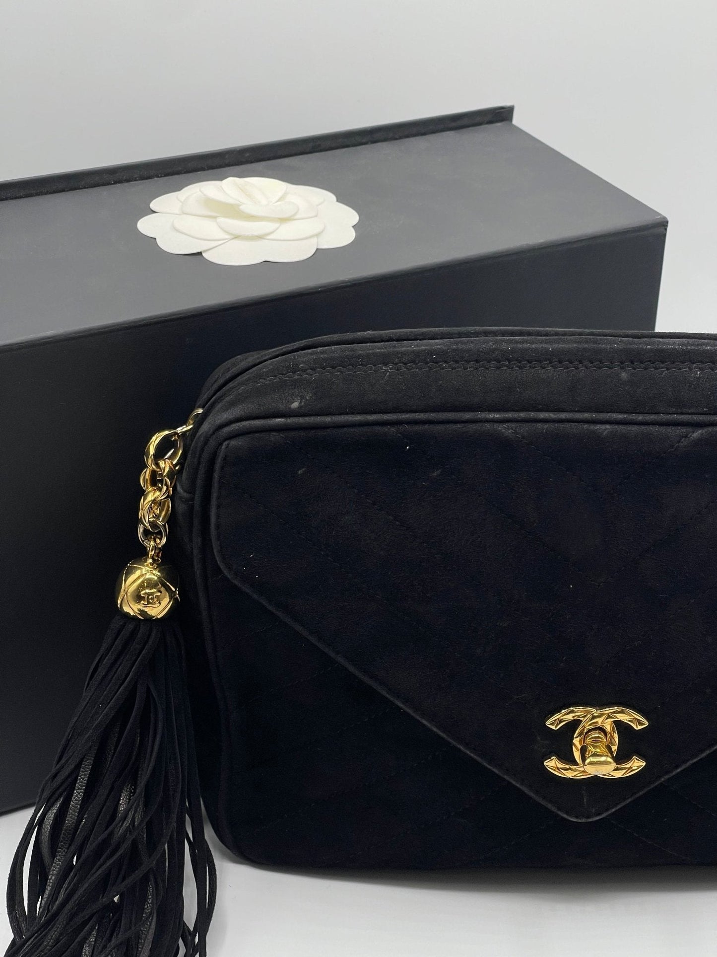 Chanel - Sac caméra enveloppe daim noir