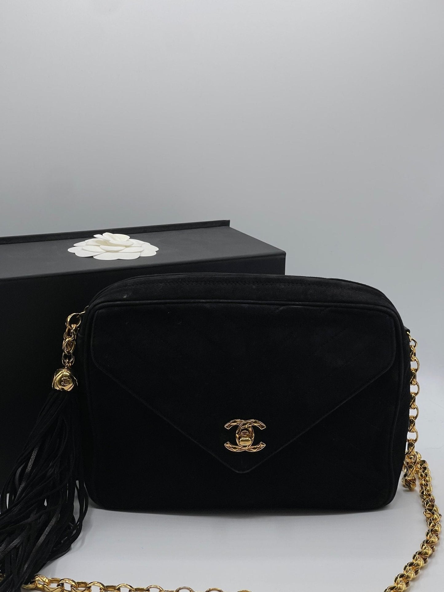 Chanel - Sac caméra enveloppe daim noir
