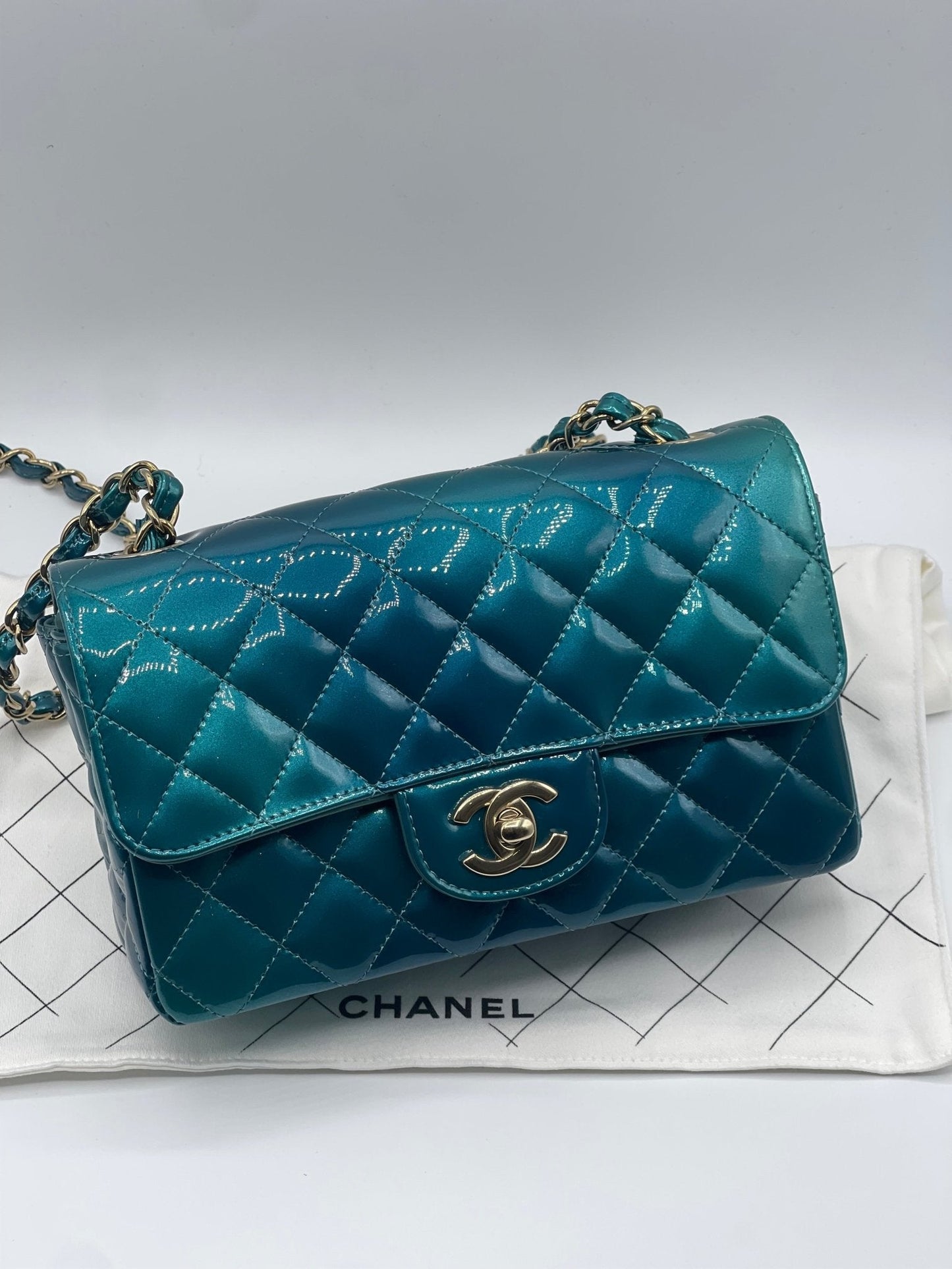 Chanel - Sac mini classique timeless 20 verni bleu vert
