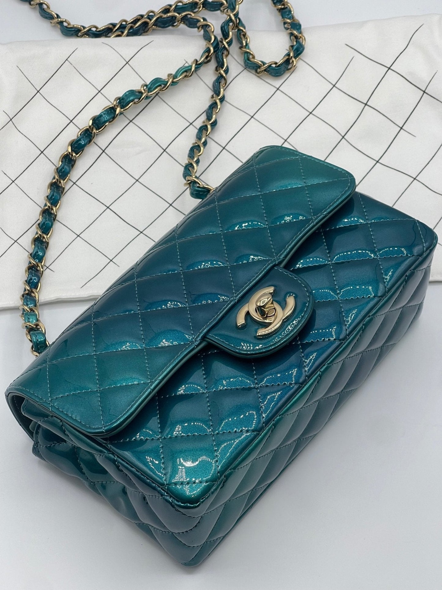 Chanel - Sac mini classique timeless 20 verni bleu vert