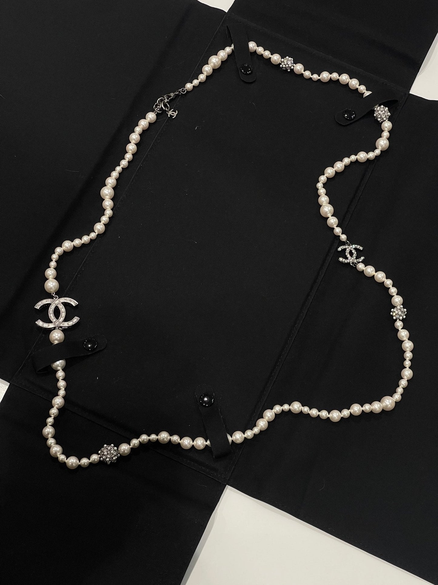 Chanel - Sautoir perles et srass CC