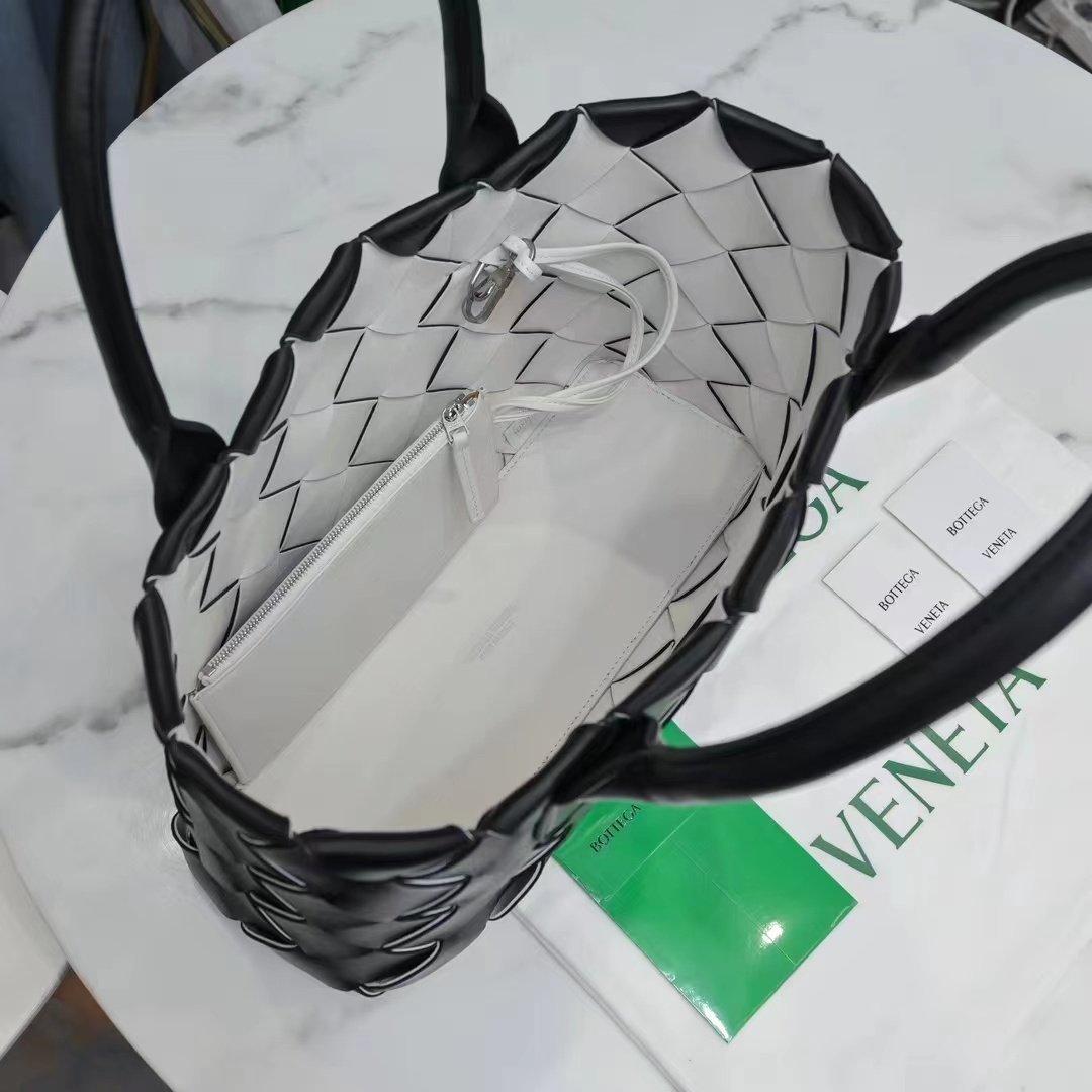 Top Quality MeTop Qualityum Intrecciato Tote Bag Black, For Women, Bags 17.3in/44cm 630817VMAY32544