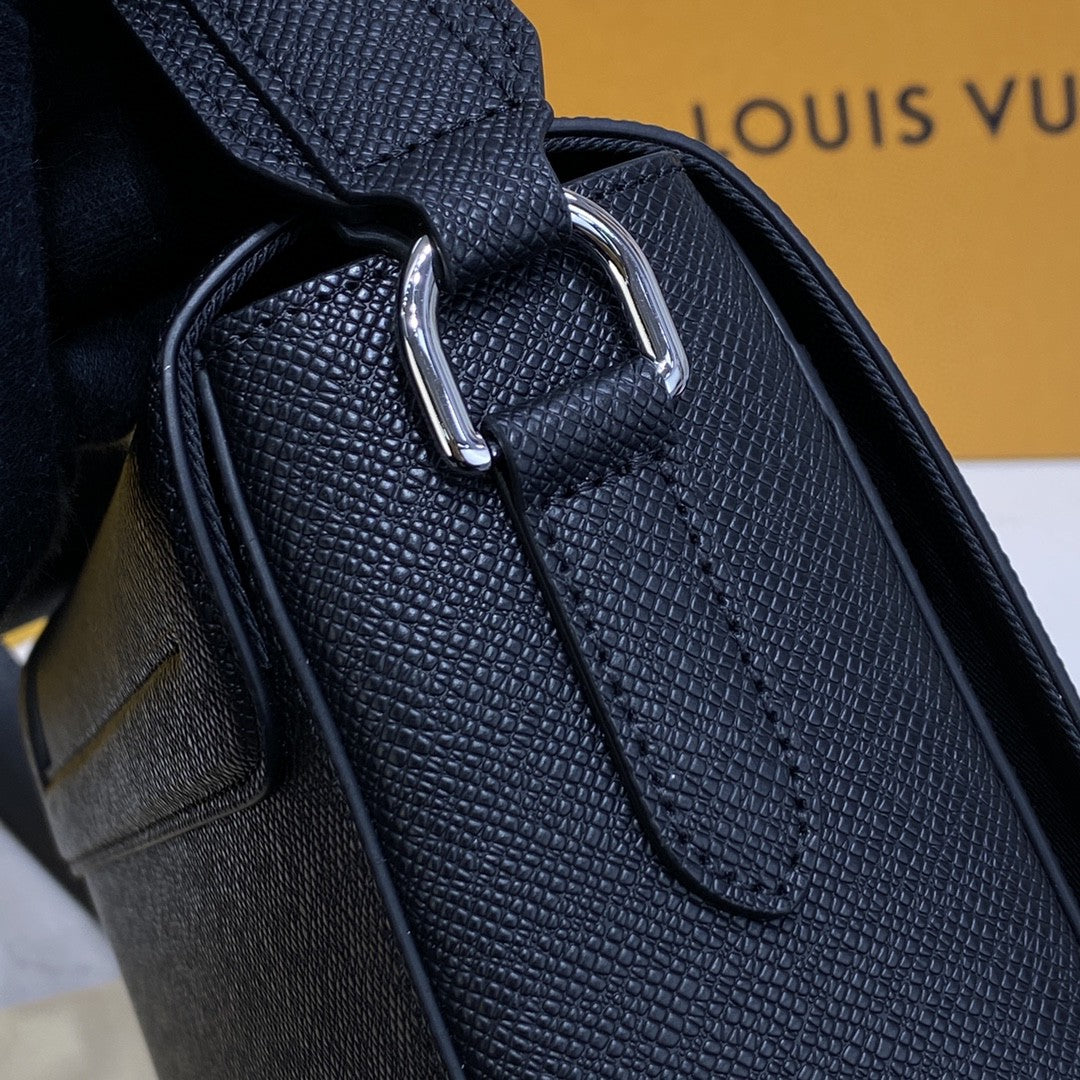 Top Quality New Flap Messenger Bag Taiga Black For Men, Bags, Shoulder And Crossbody Bags 11.1in/28.3cm Top Quality M30807