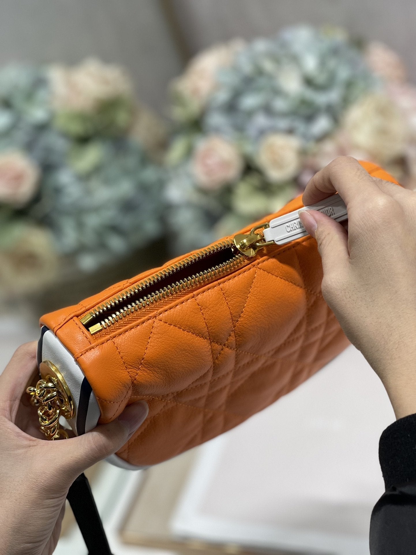 Top Quality Small Vibe Hobo Bag Top QualityuoresTop Qualitynt Orange Macrocannage, Orange Handbags, Crossbody Bags, 20cm CD M7200ODDO_M057