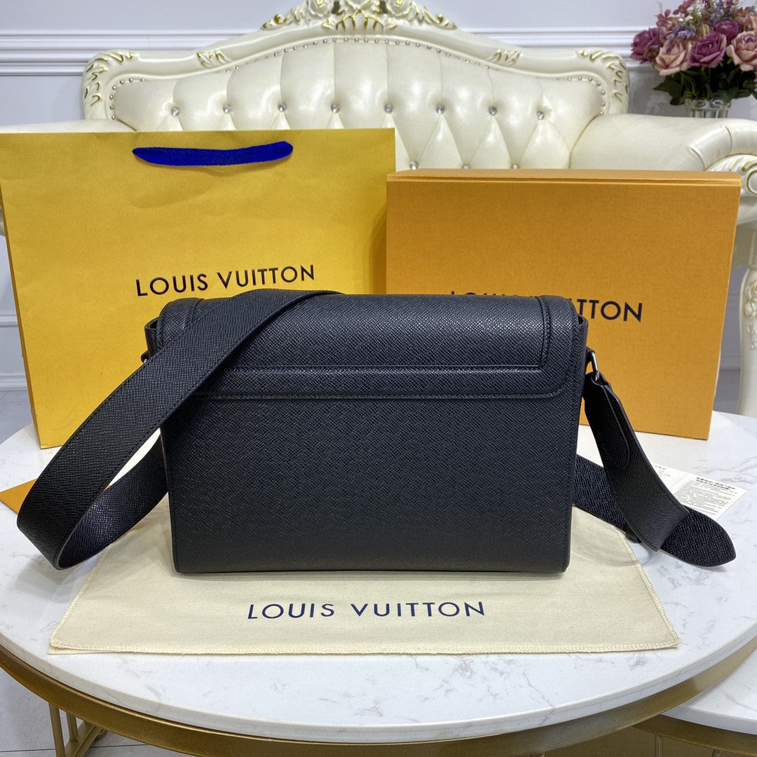 Top Quality New Flap Messenger Bag Taiga Black For Men, Bags, Shoulder And Crossbody Bags 11.1in/28.3cm Top Quality M30807
