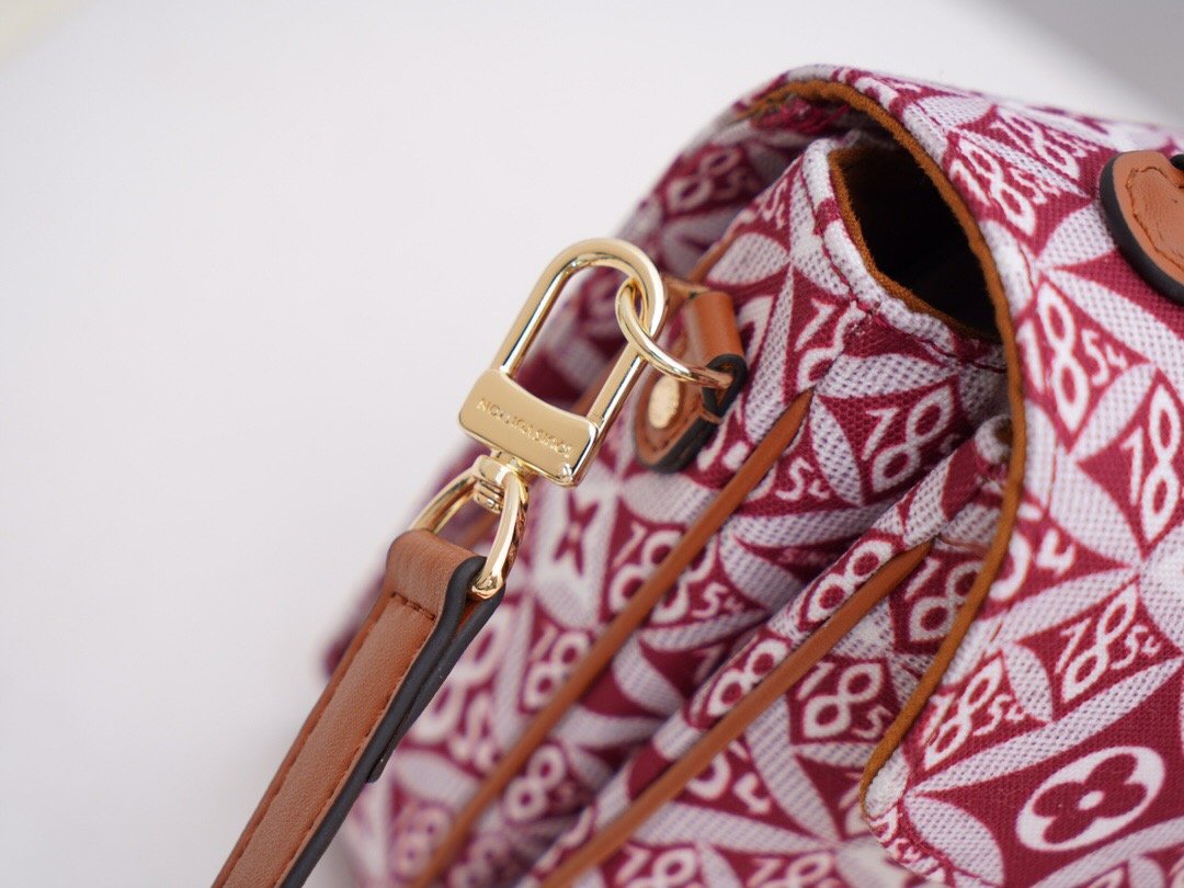 EN - New 1:1 rep  Bags LUV 128