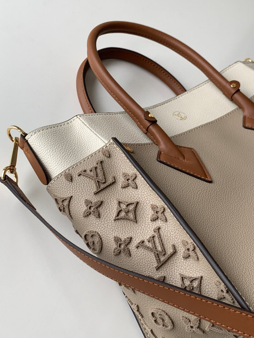 Top Quality On My Side MM Tote Bag Monogram Tufting On Nappa Softy For Women,  Shoulder Bags 12in/31cm Galet Grey Top Quality M53825