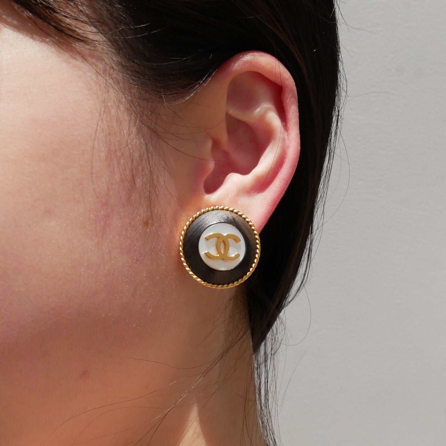 Chanel 1995 Mother-of-pearl Rope Edge Earrings Clip-On