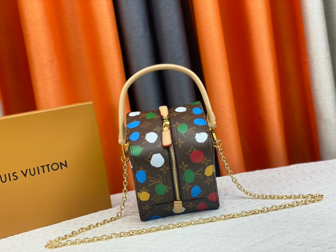 EN - New 1:1 rep  Bags LUV 679