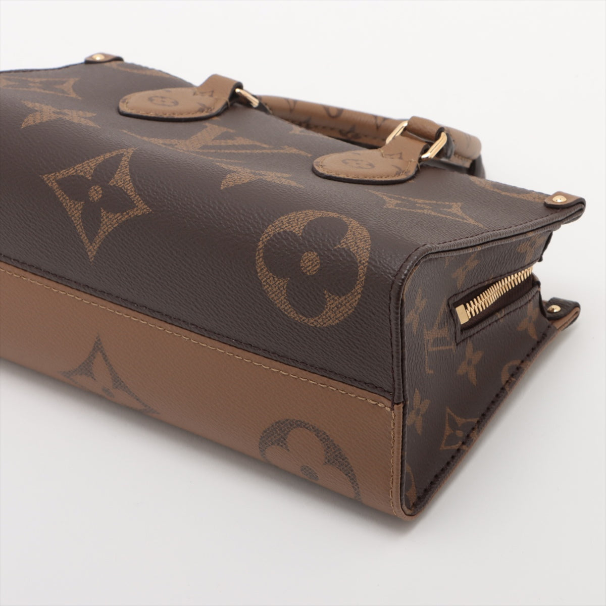 Louis Vuitton Giant Monogram Reversee On The Go EW M46653