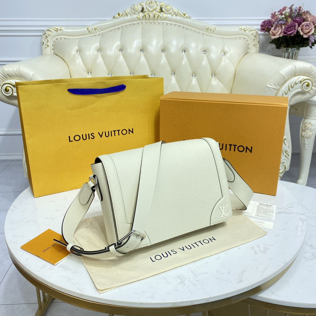 Top Quality New Flap Messenger Bag Taiga White For Men, Bags, Shoulder And Crossbody Bags 11.1in/28.3cm Top Quality 