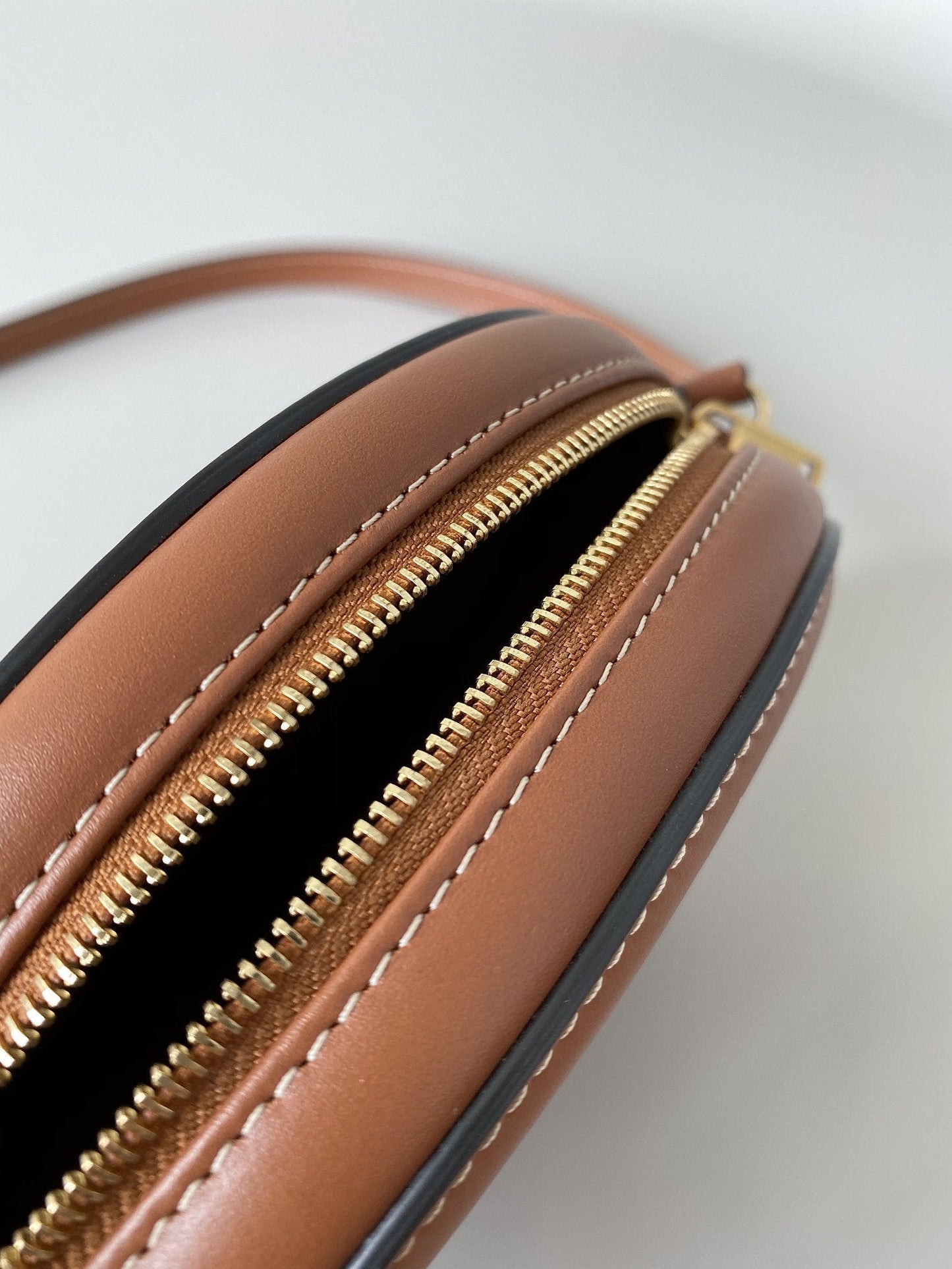 Top Quality Crossbody Oval Purse Cuir Triomphe Brown For Women 6in/16cm 10I703DPQ.04LU