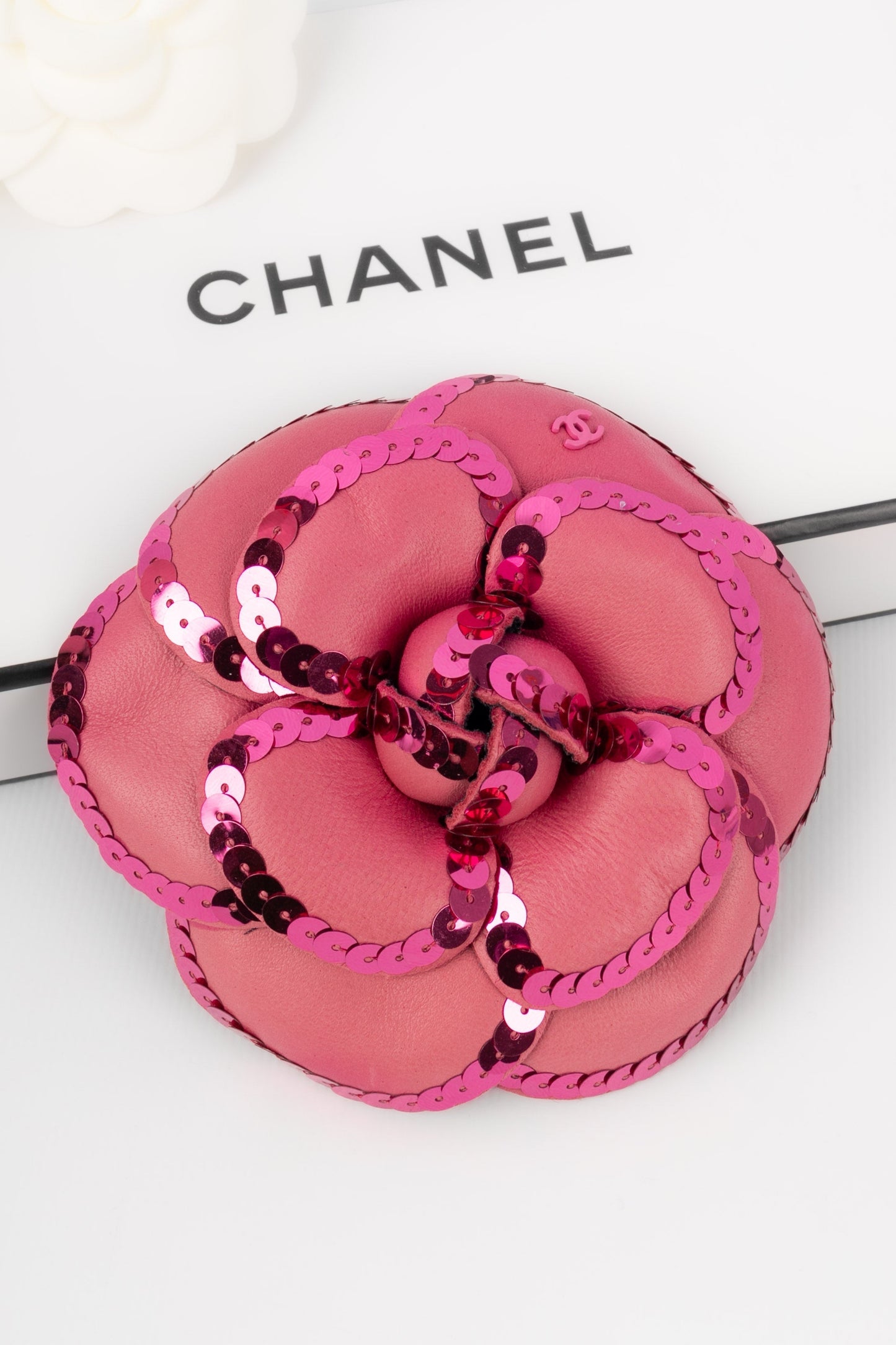 Broche camélia en cuir Chanel