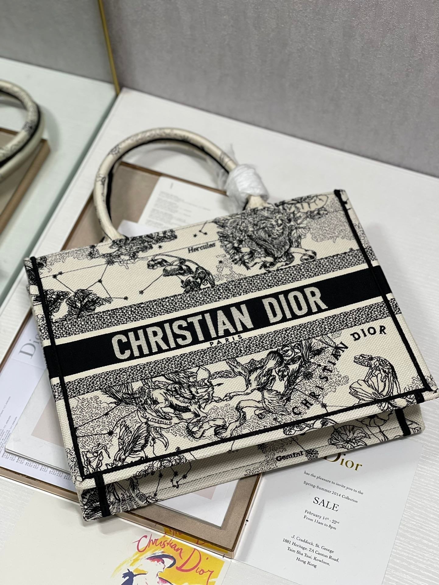 Top Quality MeTop Qualityum Book Tote Bag, Black/White, For Women Womens Handbags, Shoulder Bags, 36cm CD M1296ZRHZ_M941
