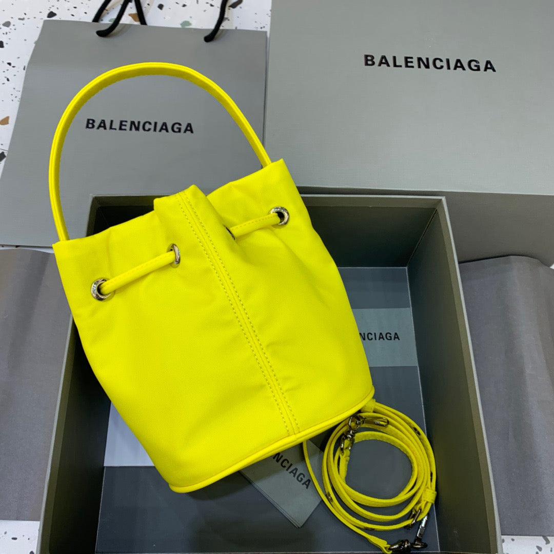 Top Quality Le Cagole MeTop Qualityum Bucket Bag In Yellow, For Women,  Bags 11.8in/30cm