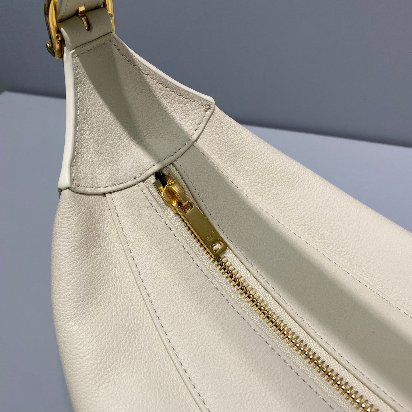 Top Quality Medium Romy In Supple White For Women 13in/34cm 197443DPJ.01RC