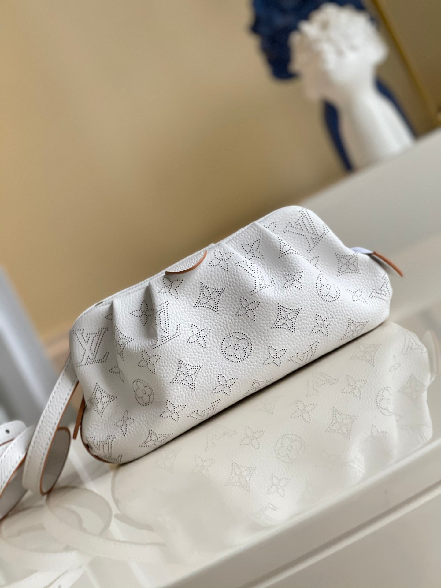 Top Quality Scala Mini Pouch White For Women,  Shoulder And Crossbody Bags 9.1in/23cm Top Quality M80410