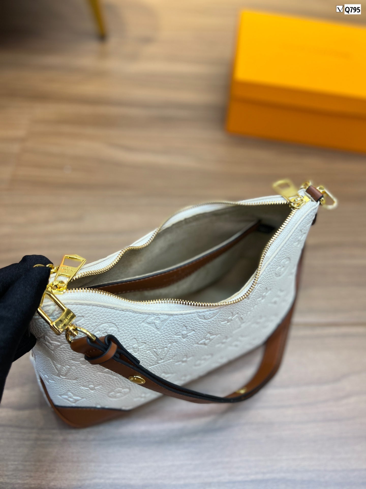 EN - New 1:1 rep Lux Bags LUV 538