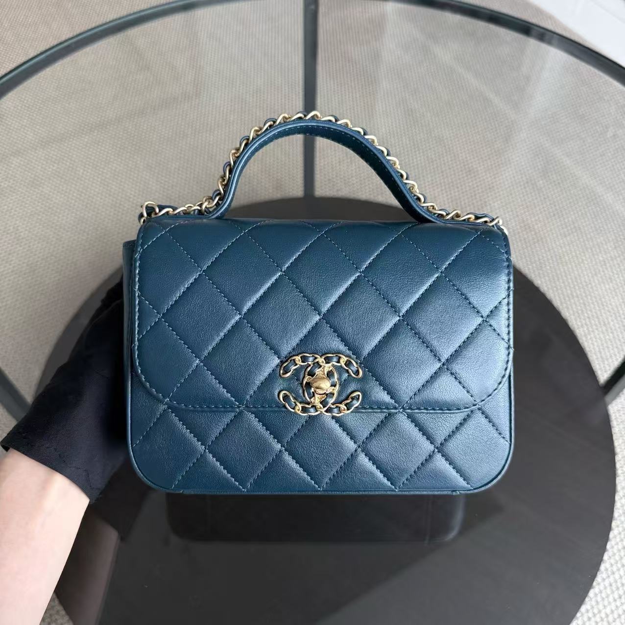 *Un d* Chanel 19 Flap - C19 With Top Handle 19 Bag Quilted Lambskin Blue Gold Hardware Series 28
