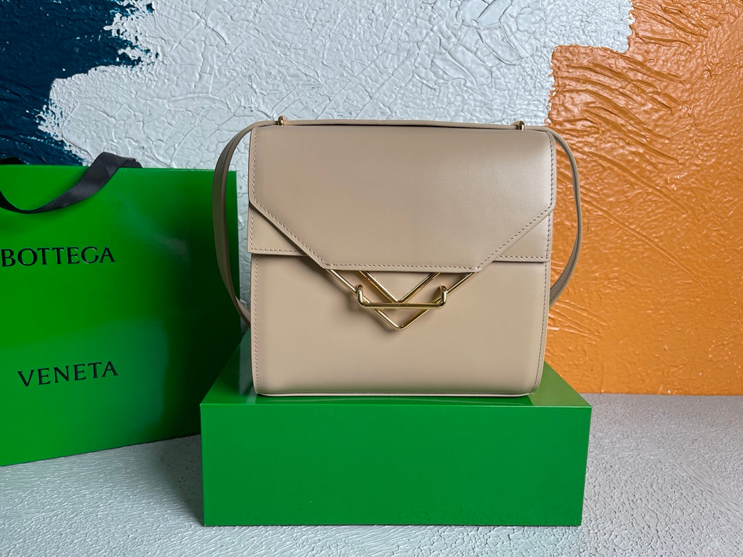 Top Quality Clip Bag Beige, For Women, Women’s Bags 9in/23cm