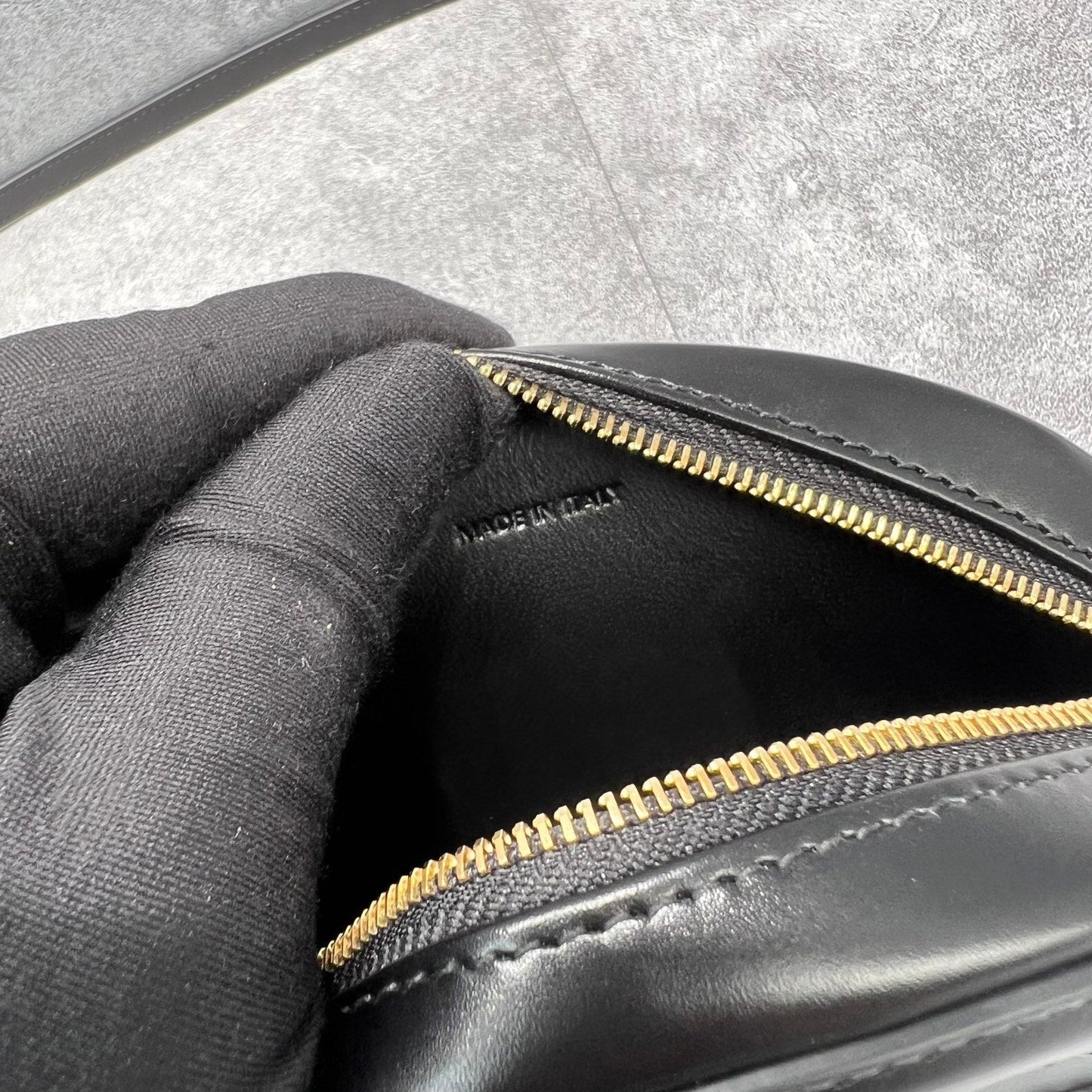 Top Quality Crossbody Oval Purse Cuir Triomphe Black For Women 6in/16cm 10I703DPQ.38NO