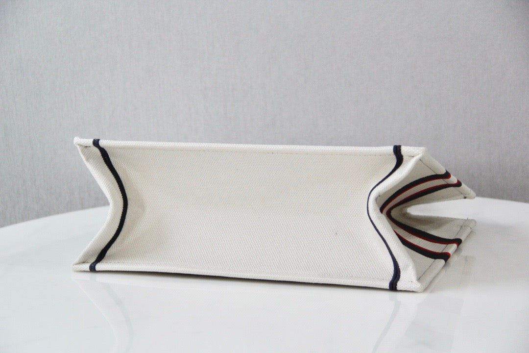 Top Quality MeTop Qualityum Book Tote White, For Women, Womens Handbags 14in/36cm CD