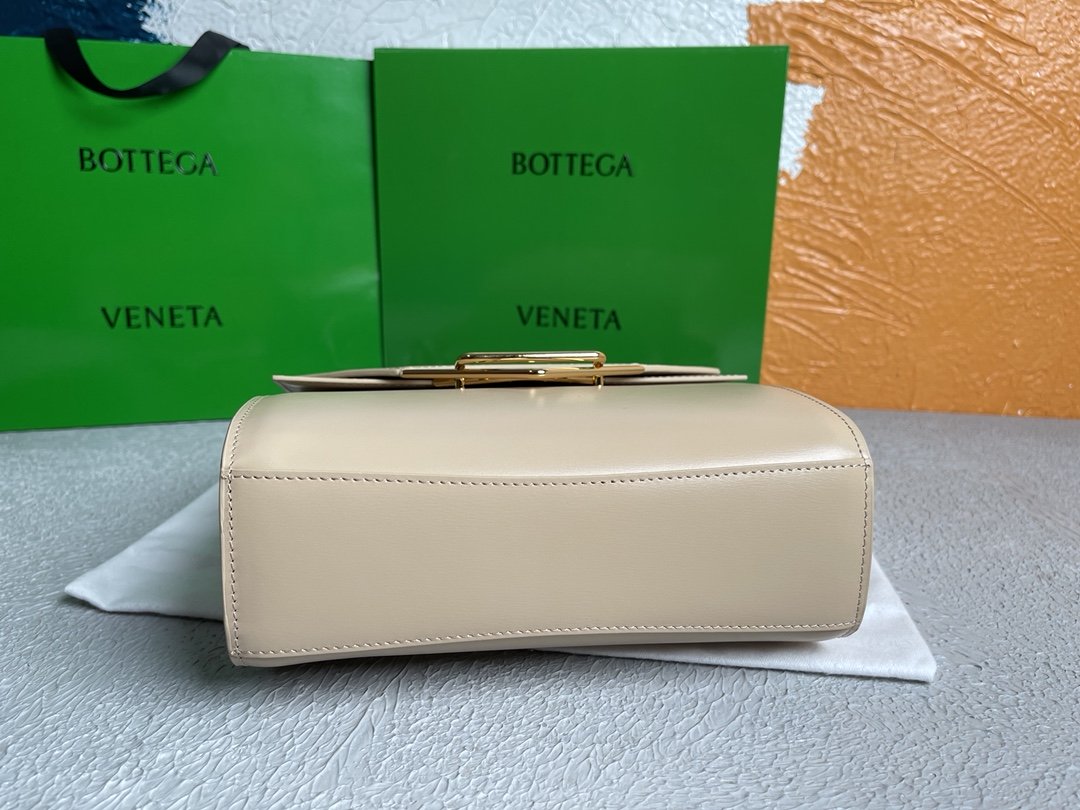 Top Quality Clip Bag Beige, For Women, Women’s Bags 9in/23cm