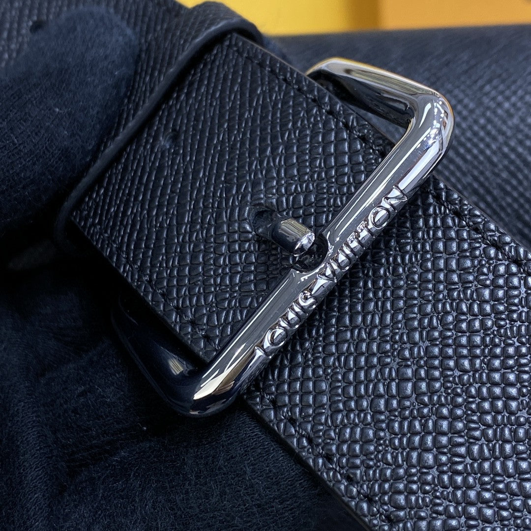 Top Quality New Flap Messenger Bag Taiga Black For Men, Bags, Shoulder And Crossbody Bags 11.1in/28.3cm Top Quality M30807
