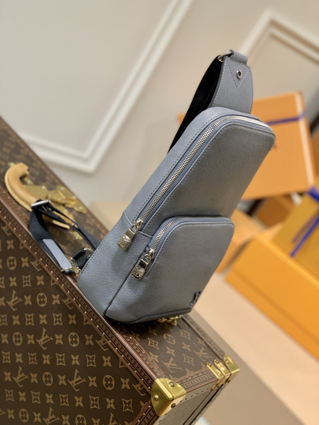 Top Quality Avenue Sling Bag Taiga Grey For Men, Bags, Crossbody Bags 12.2in/31cm Top Quality M30801